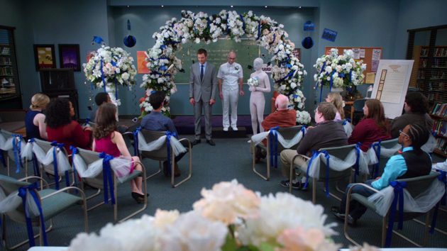 Visiblement Dean Pelton s'est fait plaisir et a réalisé son fantasme : organiser un mariage pour Jeff et lui-même !